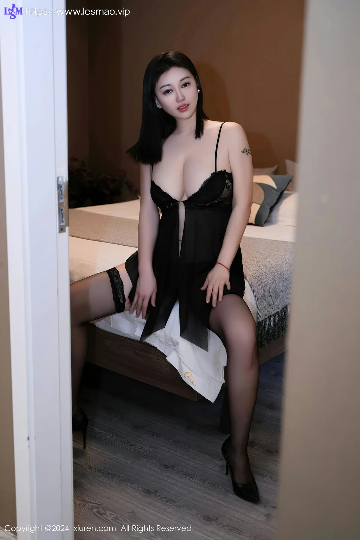 XiuRen 秀人 No.8281 雅茹老师 黑色吊带睡裙性感写真1 - 1