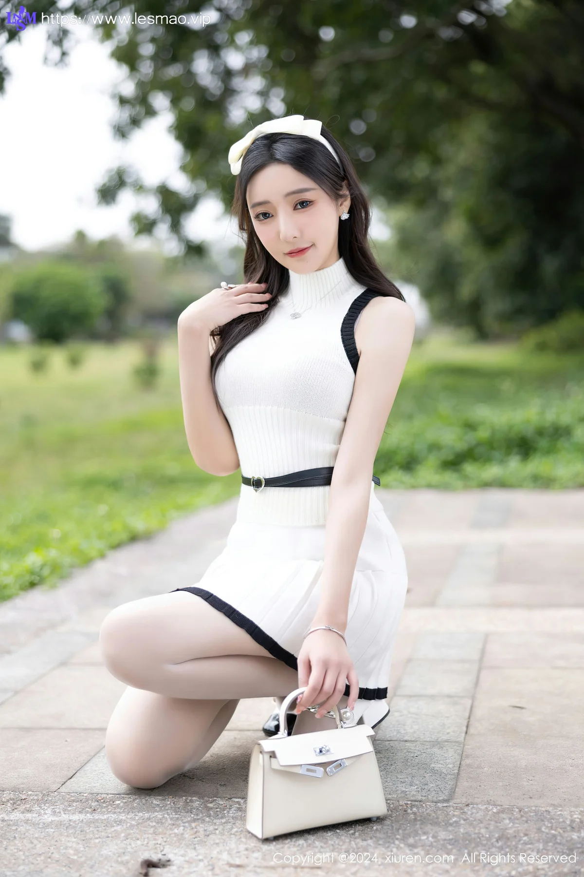 XiuRen 秀人 No.8334 王馨瑶yanni 白色丝袜哈尔滨旅拍1 - 5