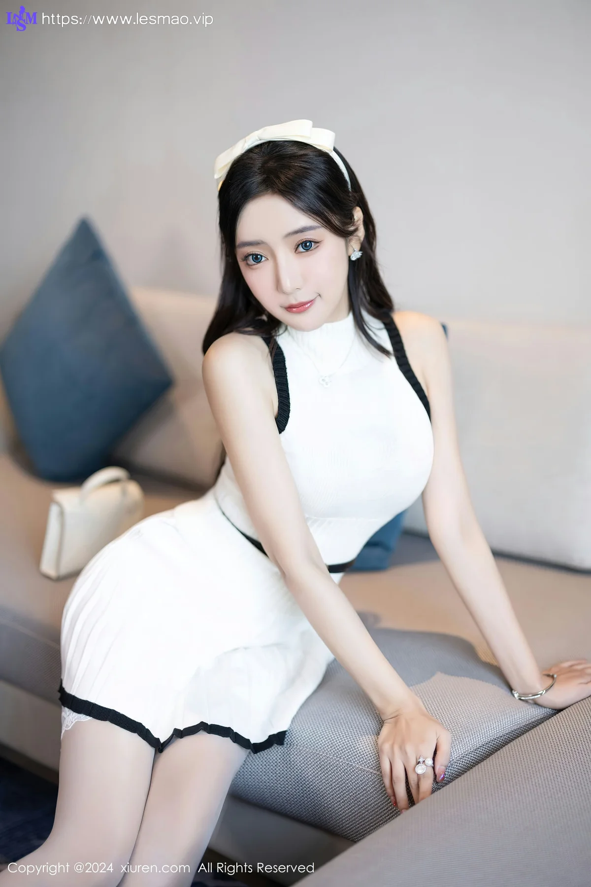 XiuRen 秀人 No.8334 王馨瑶yanni 白色丝袜哈尔滨旅拍1 - 9