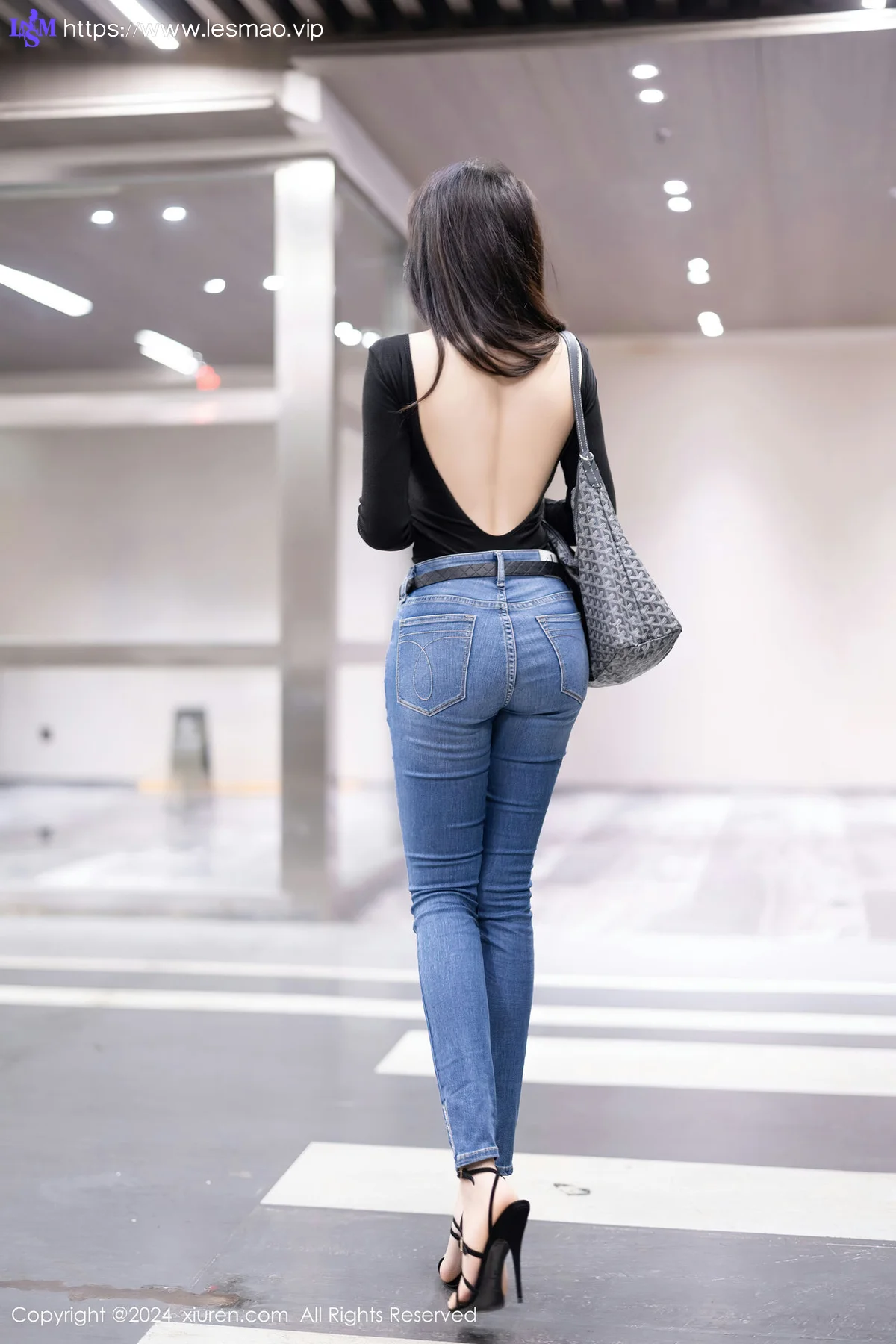 XiuRen 秀人 No.8385 徐莉芝Booty 魅惑黑丝性感写真1 - 5