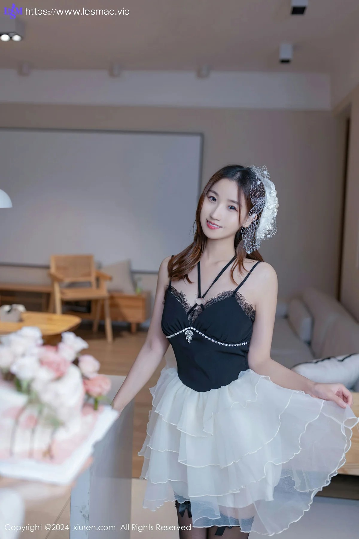 XiuRen 秀人 No.8398 杏子Yada 生日场景拍摄性感写真1 - 1
