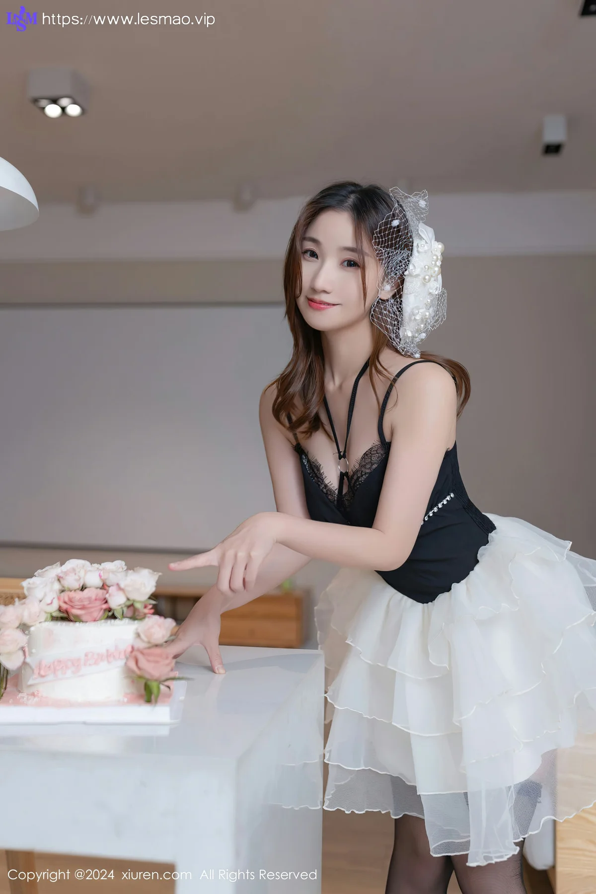 XiuRen 秀人 No.8398 杏子Yada 生日场景拍摄性感写真1 - 3