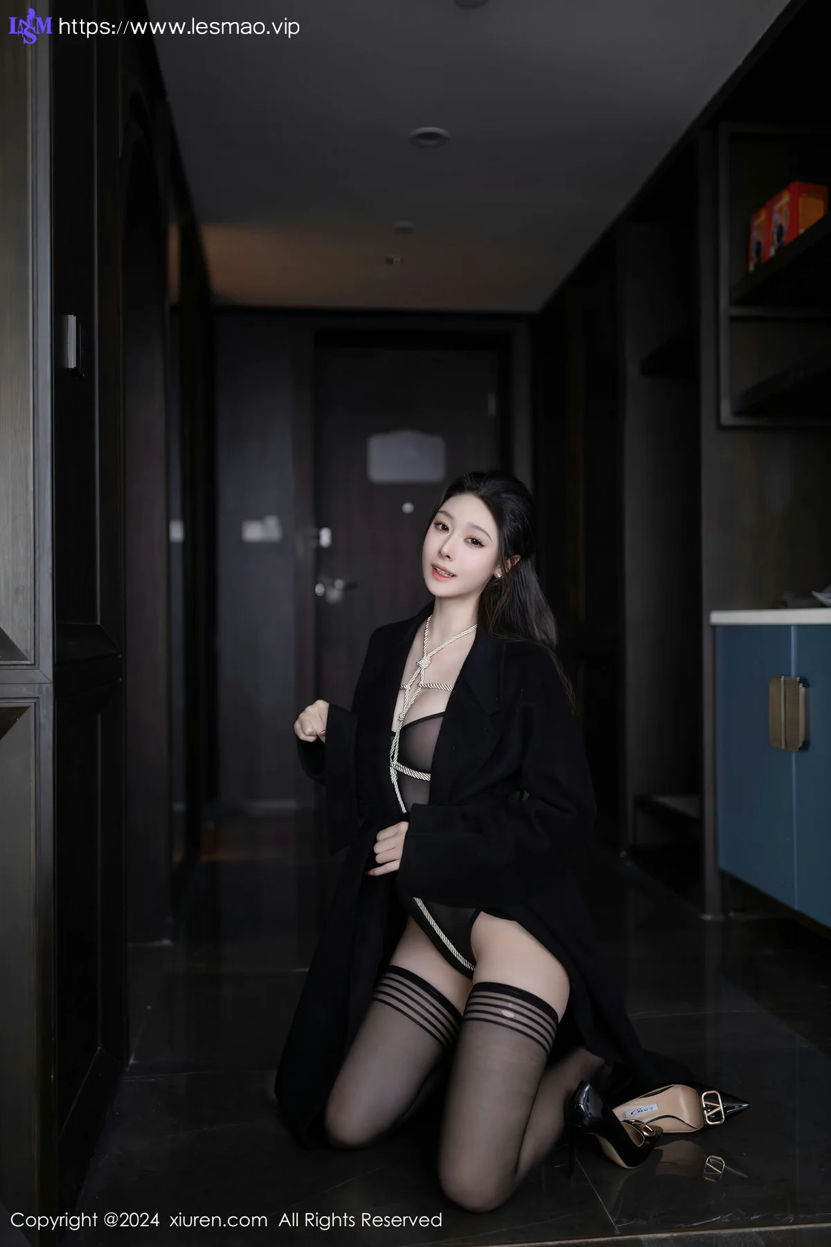 XiuRen 秀人 No.8552 小逗逗 黑色风衣性感写真1 - 1