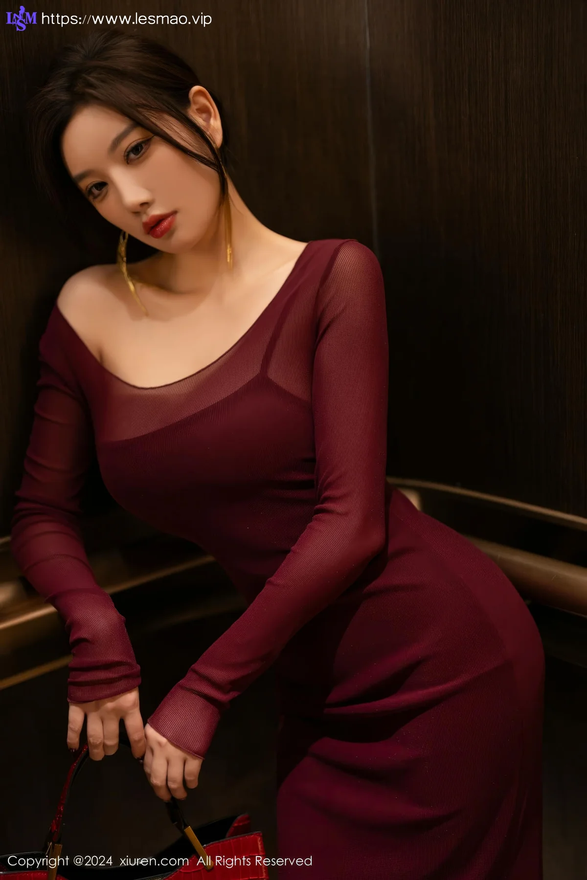 XiuRen 秀人 No.9348 杨晨晨Yome 香肩酒红美裙 - 5