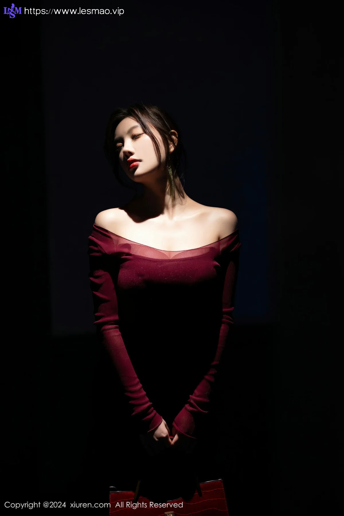 XiuRen 秀人 No.9348 杨晨晨Yome 香肩酒红美裙 - 8