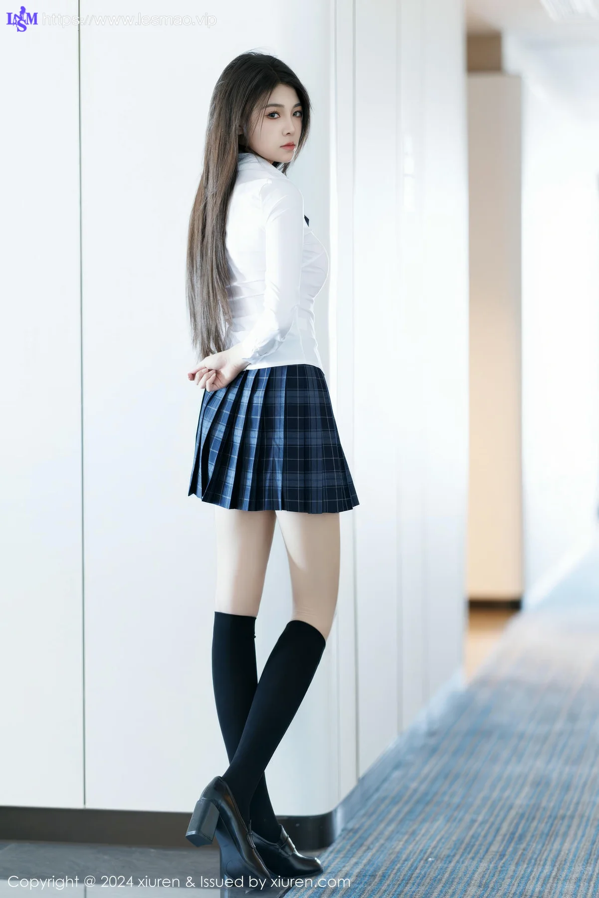XiuRen 秀人 No.9682 初梦瑶 校园少女制服短裙 - 2