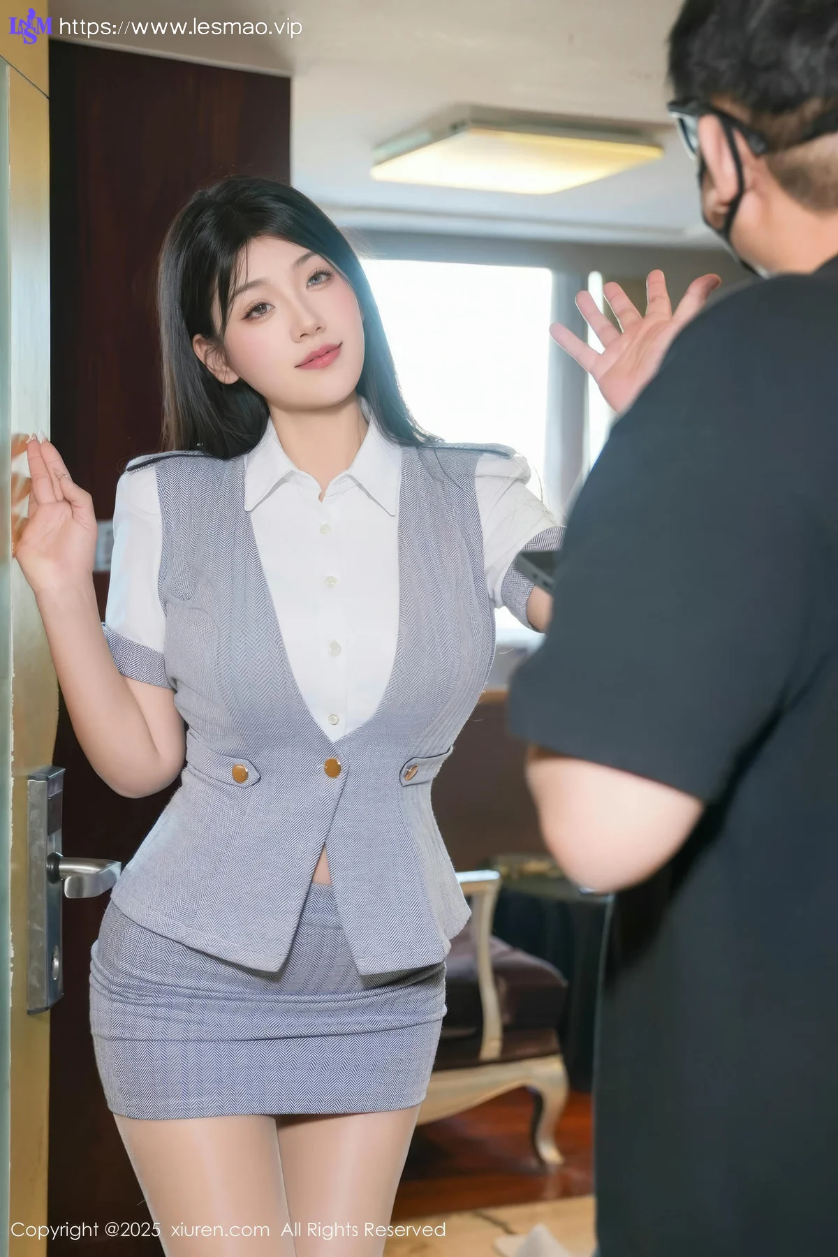 XiuRen 秀人 No.9930 小泡芙 翘臀制服情景写真 - 1