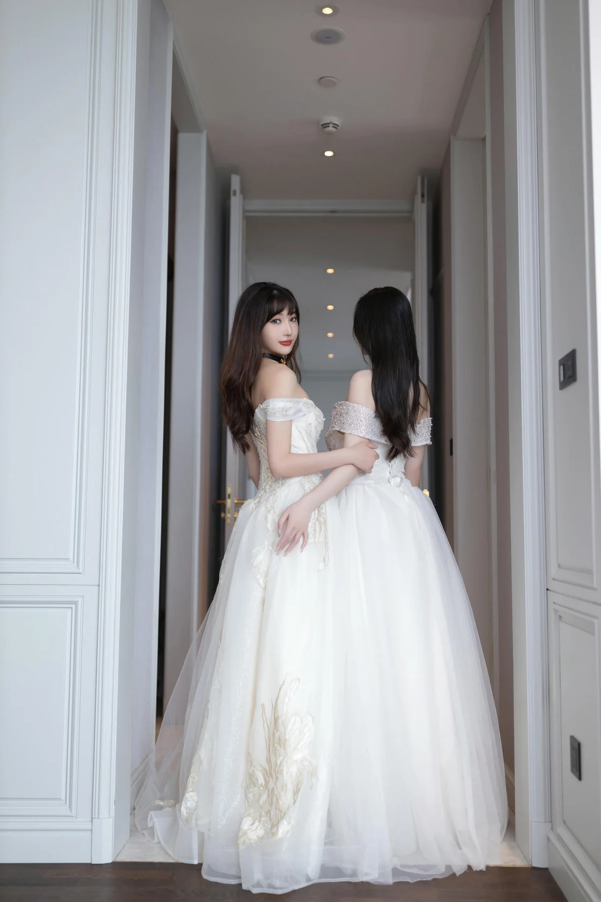 XiuRen 秀人 No.N080 是小逗逗和陆萱萱双人婚纱 - 2