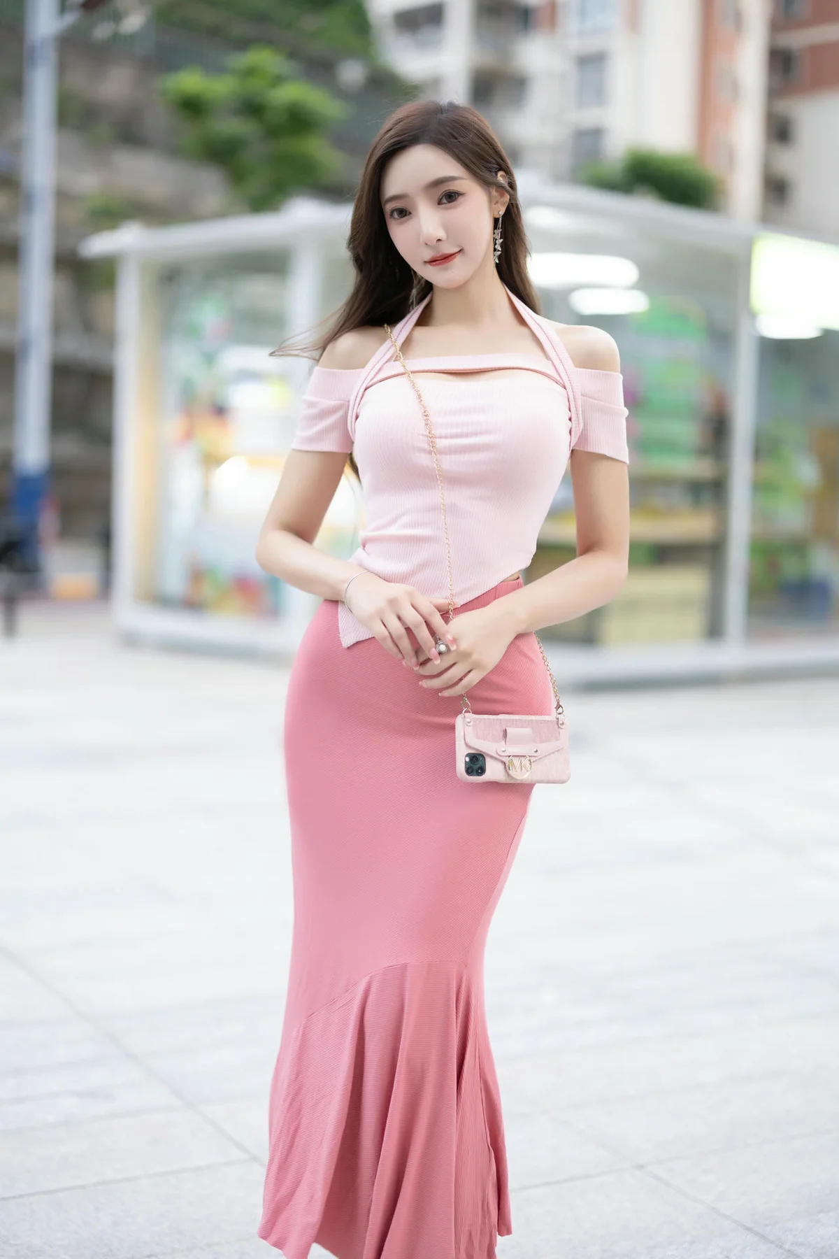 XiuRen 秀人 No.N300 王馨瑶制服小奶牛街拍写真 - 1