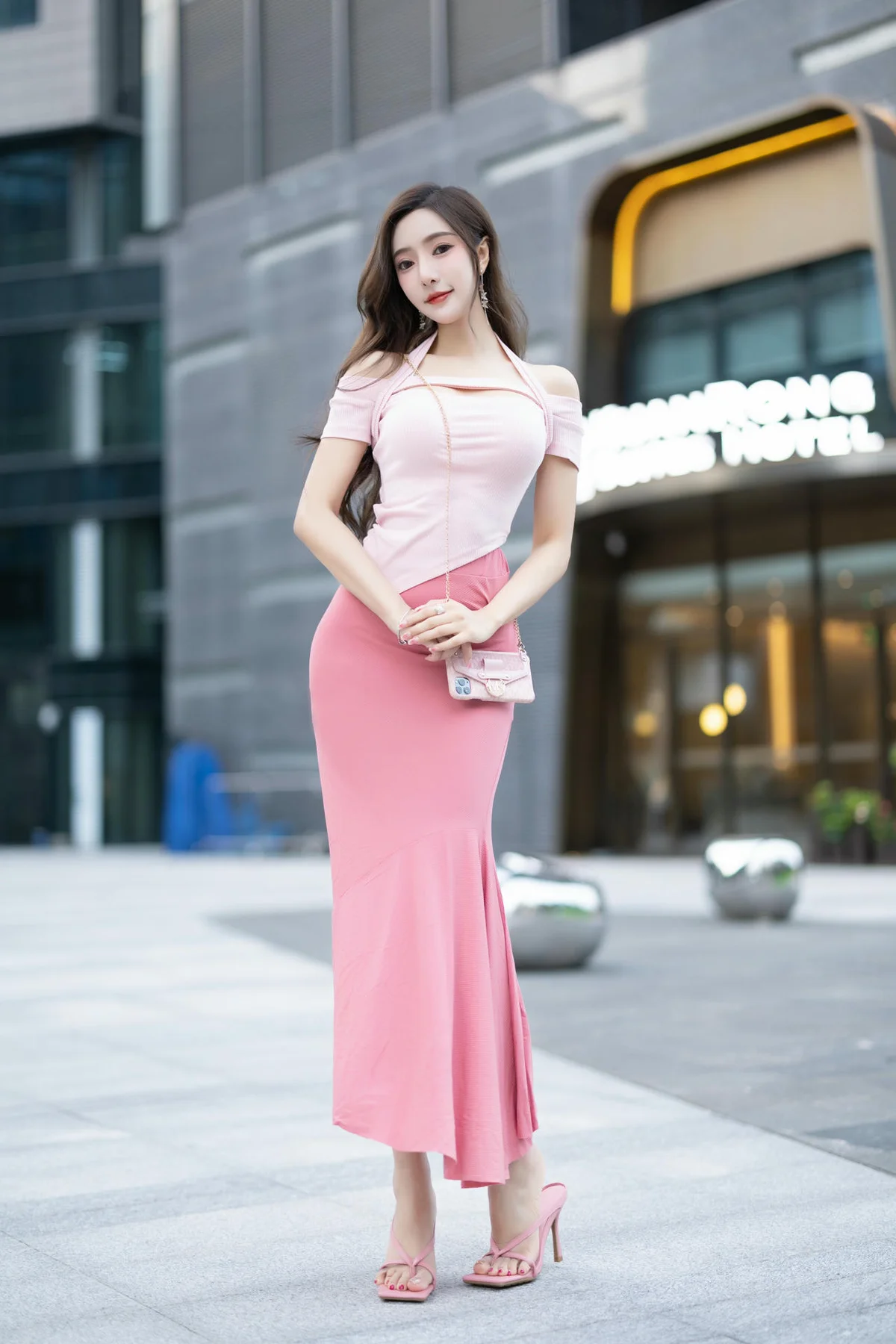 XiuRen 秀人 No.N300 王馨瑶制服小奶牛街拍写真 - 4