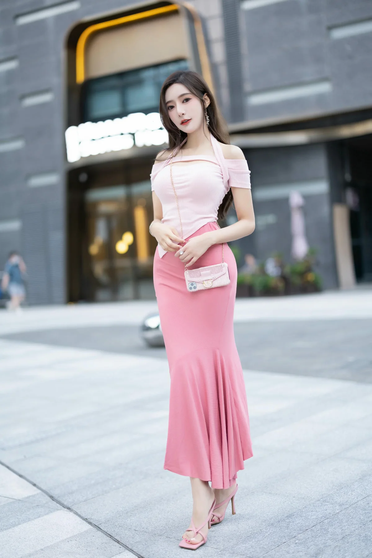 XiuRen 秀人 No.N300 王馨瑶制服小奶牛街拍写真 - 5