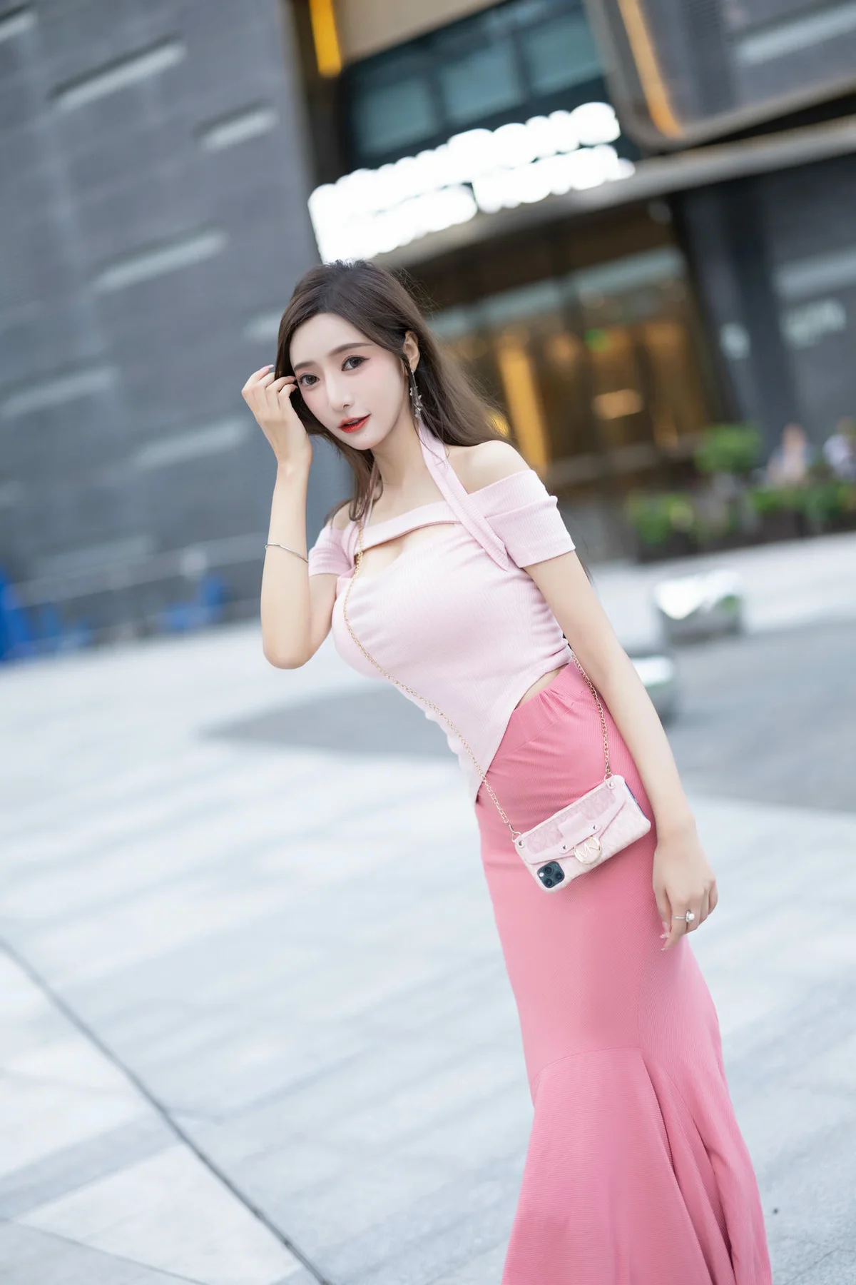 XiuRen 秀人 No.N300 王馨瑶制服小奶牛街拍写真 - 7