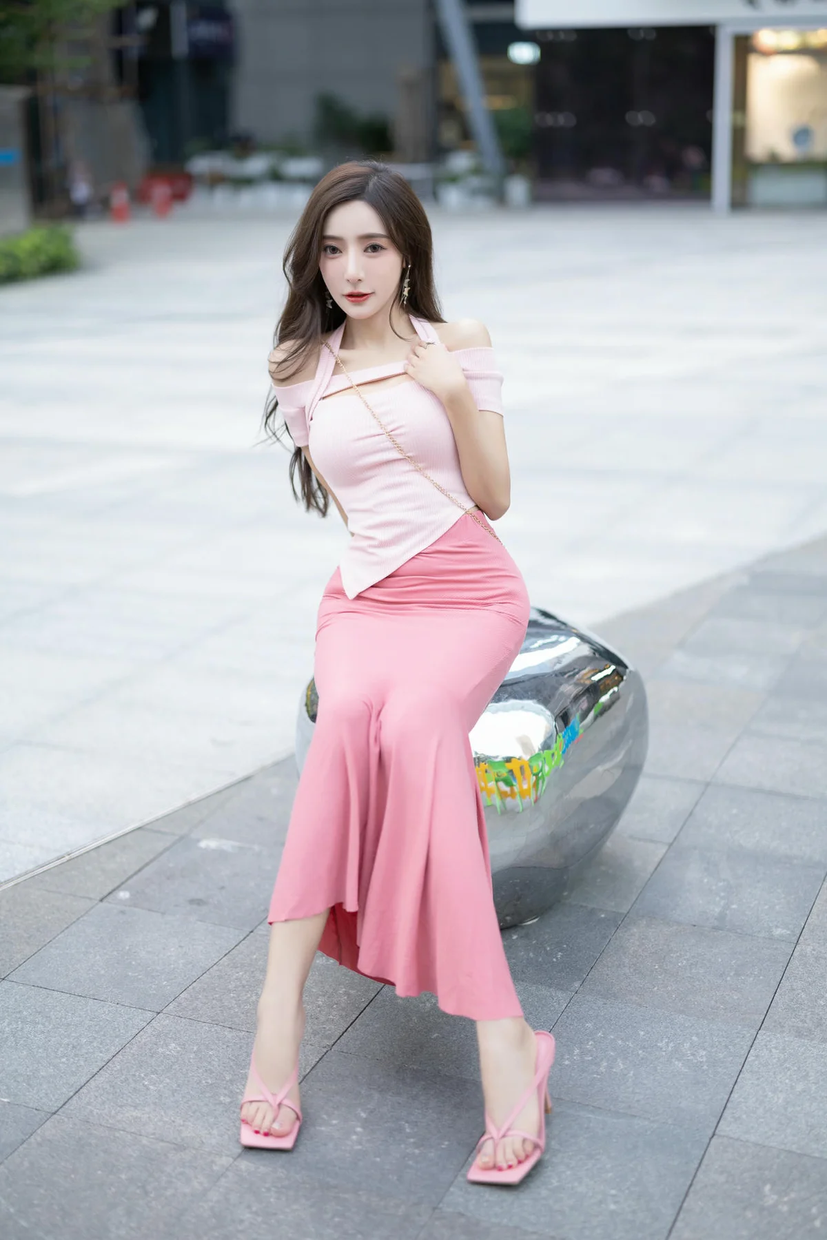XiuRen 秀人 No.N300 王馨瑶制服小奶牛街拍写真 - 4