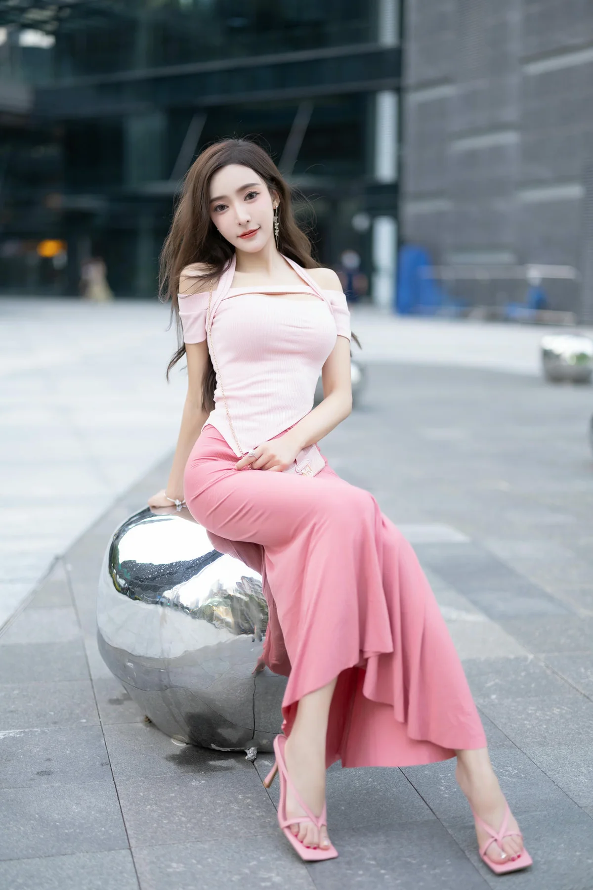 XiuRen 秀人 No.N300 王馨瑶制服小奶牛街拍写真 - 5