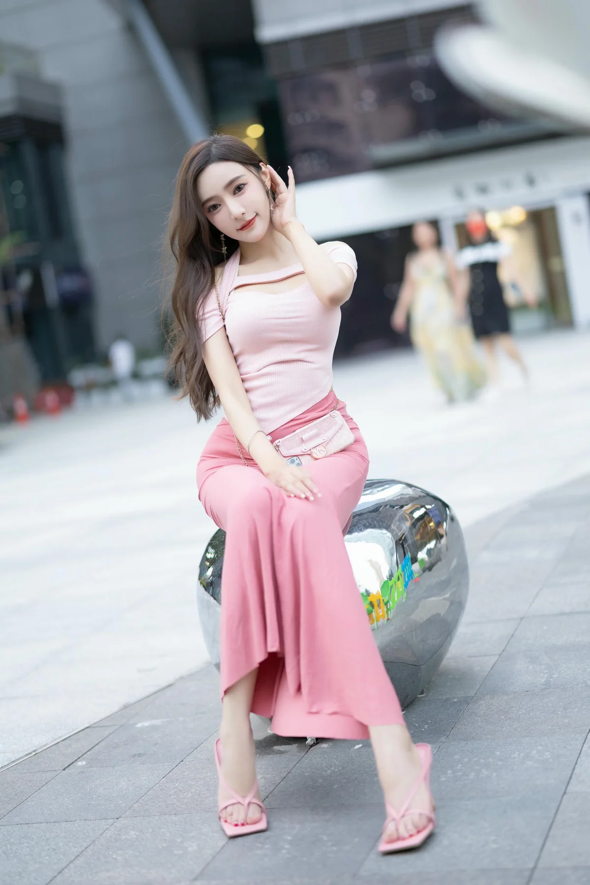 XiuRen 秀人 No.N300 王馨瑶制服小奶牛街拍写真 - 6