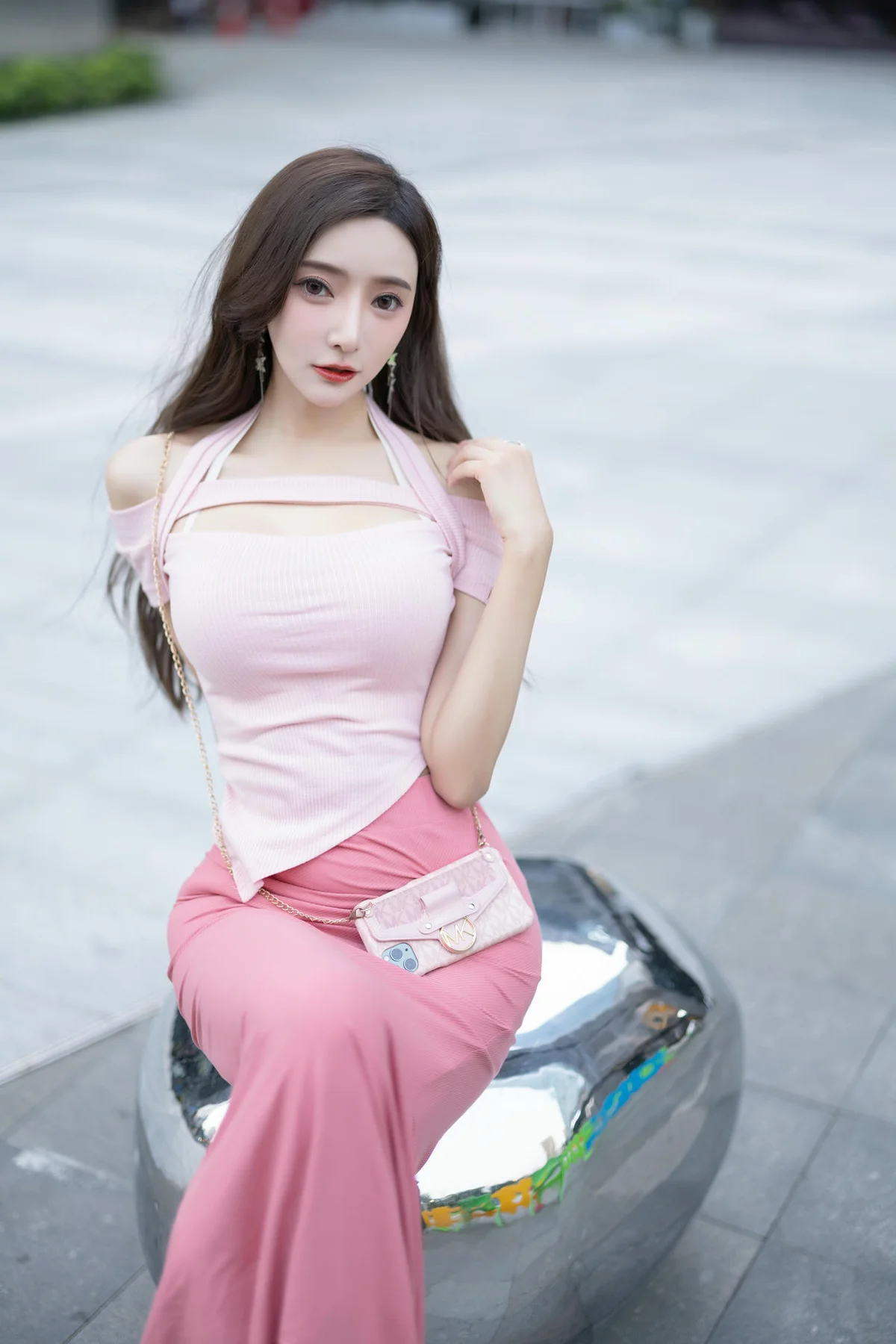 XiuRen 秀人 No.N300 王馨瑶制服小奶牛街拍写真 - 7