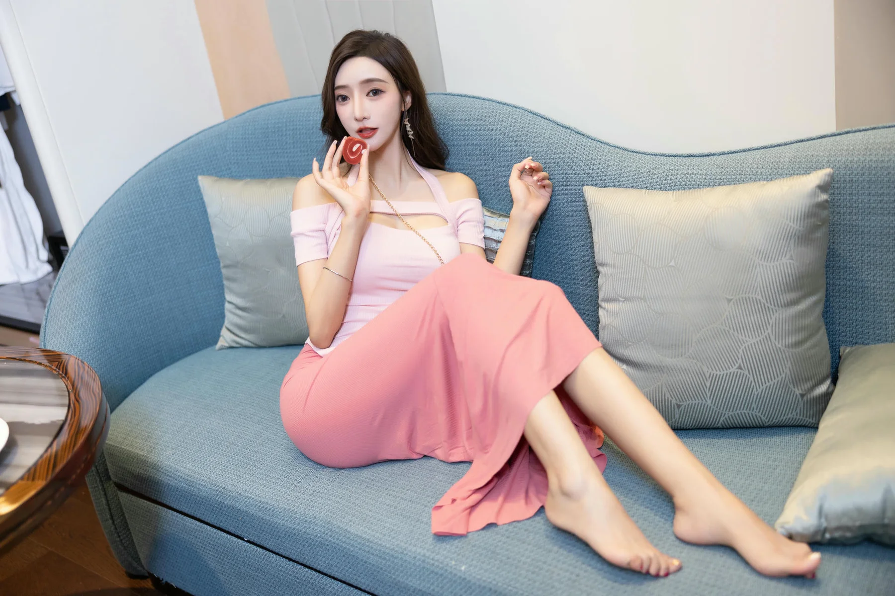 XiuRen 秀人 No.N300 王馨瑶制服小奶牛街拍写真 - 2