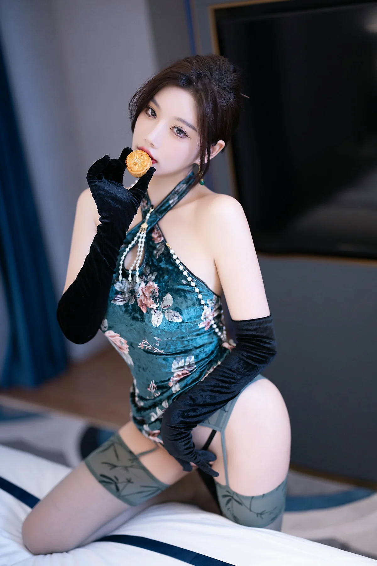 XiuRen 秀人 No.N354 杨晨晨旗袍香肩情趣内衣 - 8