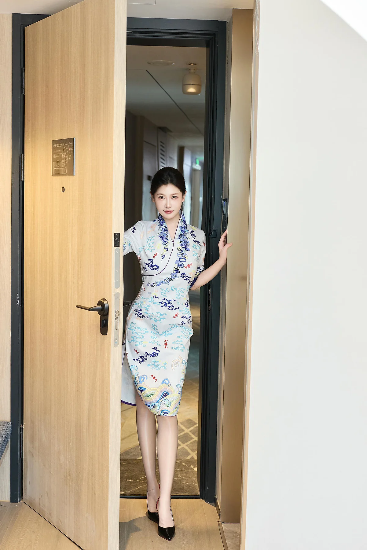 XiuRen 秀人 No.N363 尹甜甜性感空姐服务 - 1
