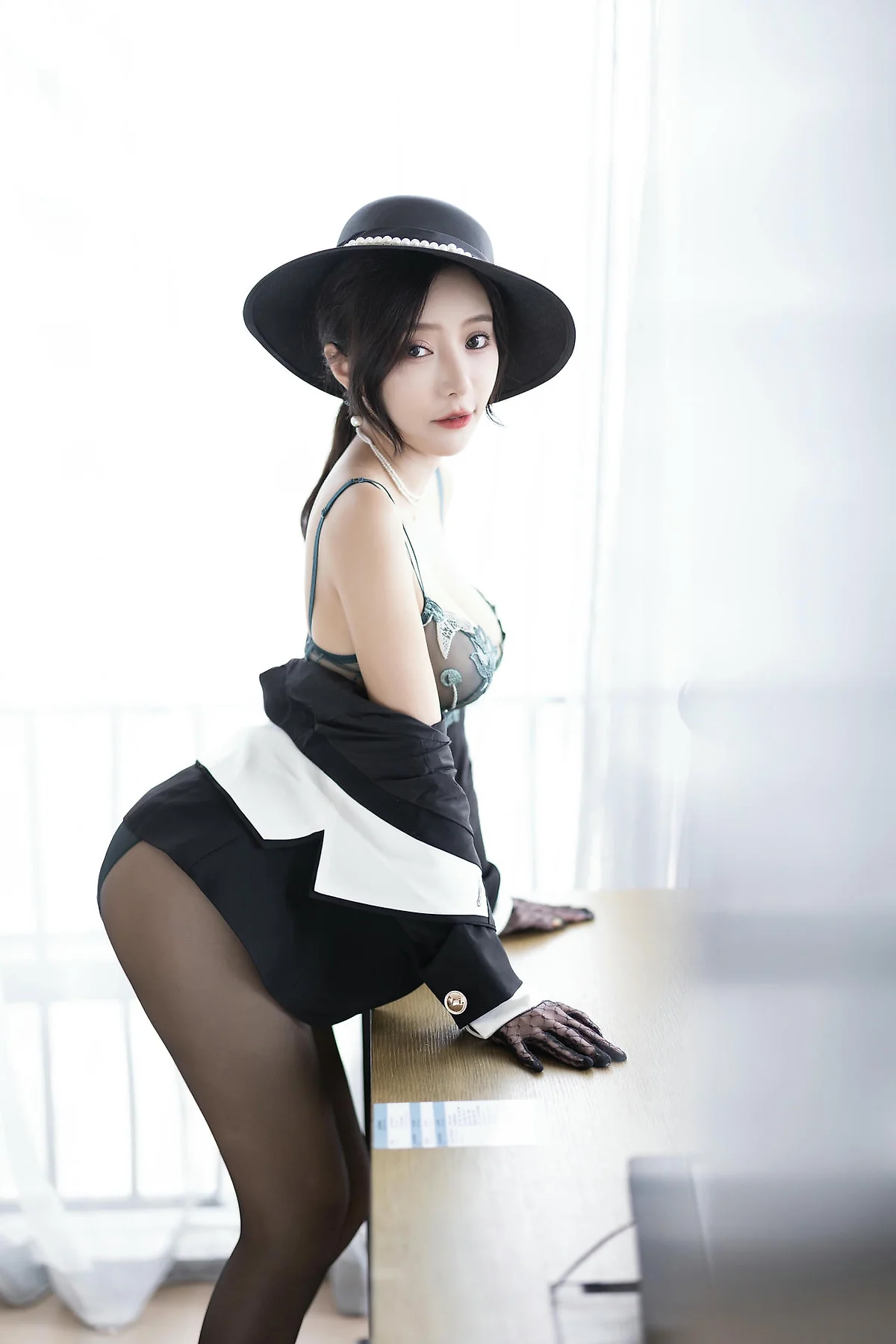 XiuRen 秀人 No.N366 王馨瑶复古黑丝西装ol - 1