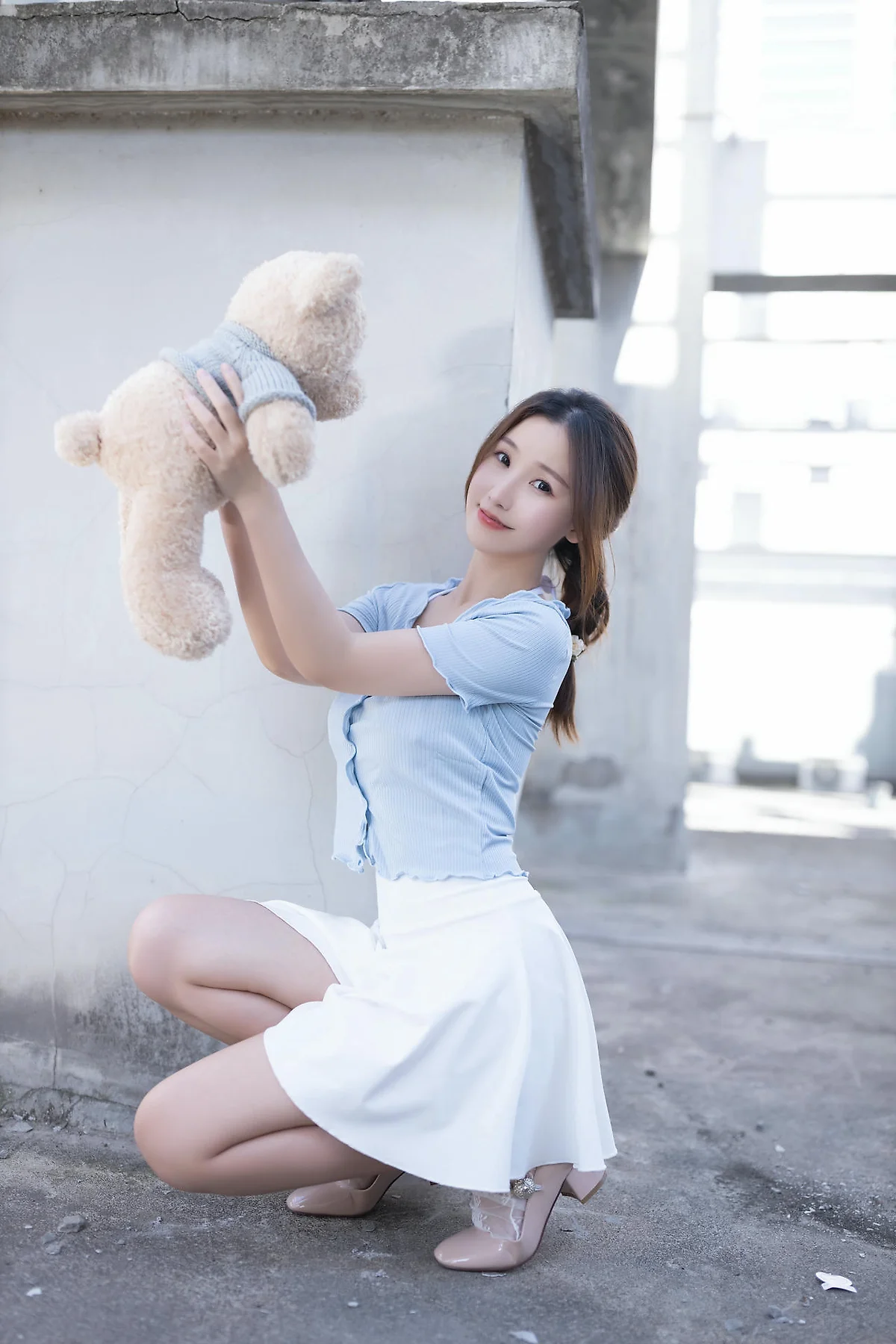XiuRen 秀人 No.N378 杏子白色短裙天台写真 - 4