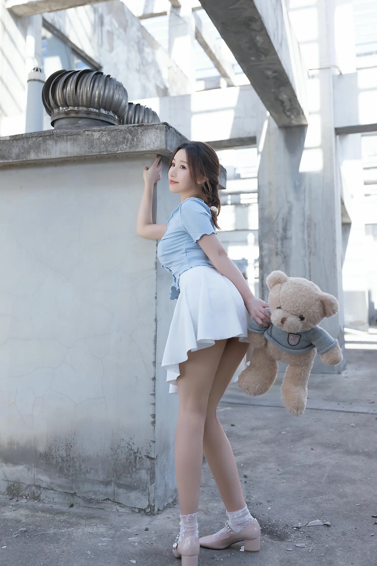 XiuRen 秀人 No.N378 杏子白色短裙天台写真 - 6