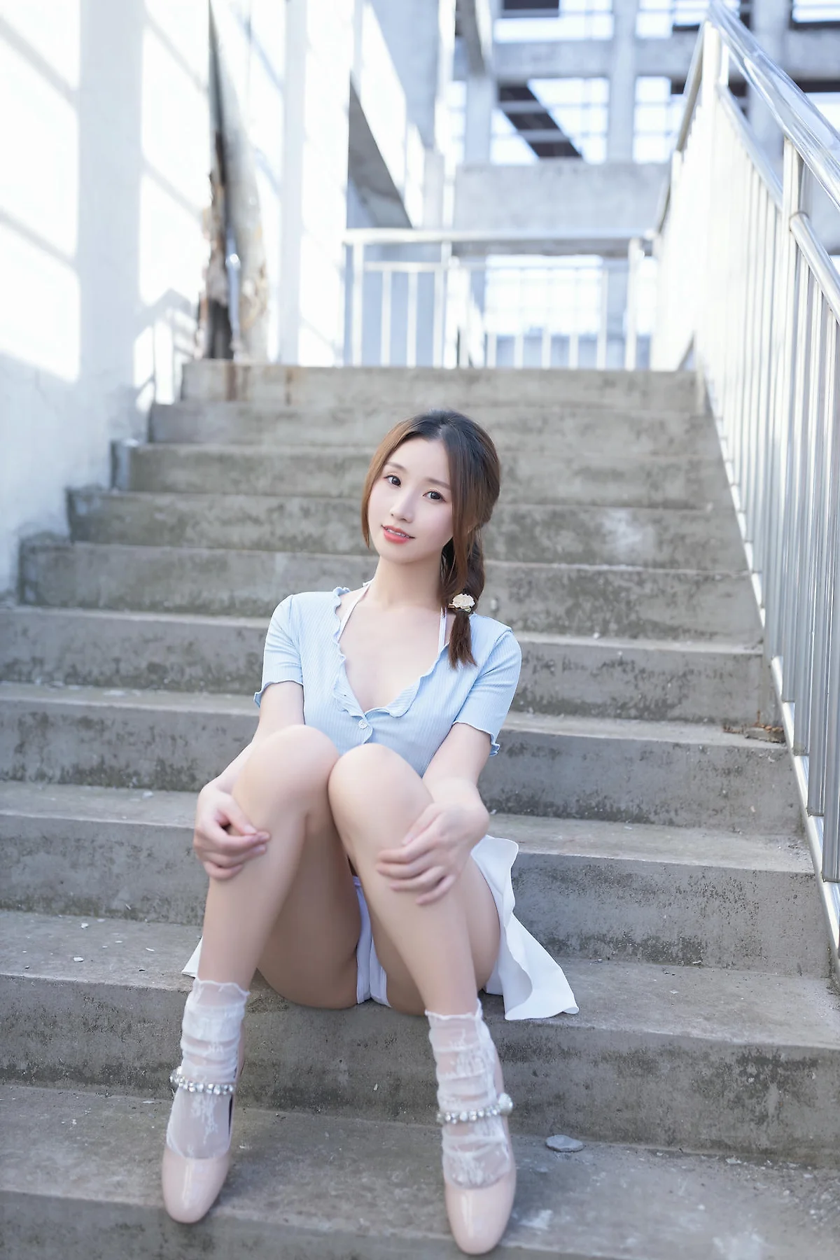 XiuRen 秀人 No.N378 杏子白色短裙天台写真 - 8