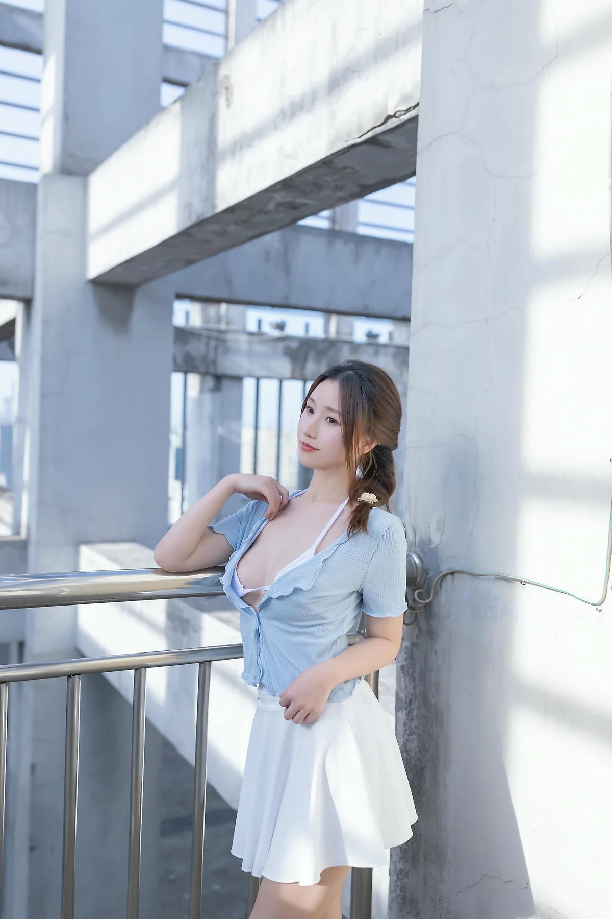 XiuRen 秀人 No.N378 杏子白色短裙天台写真 - 1