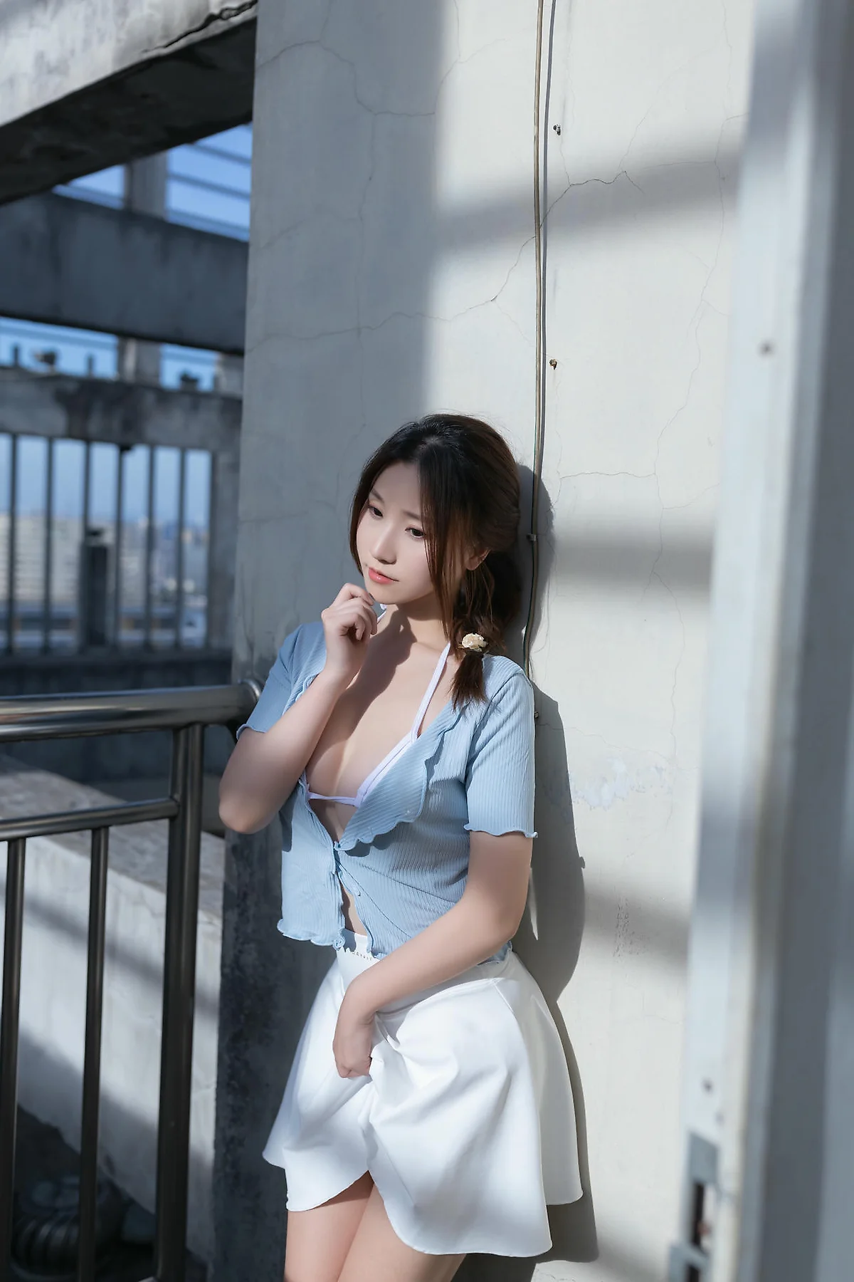 XiuRen 秀人 No.N378 杏子白色短裙天台写真 - 4