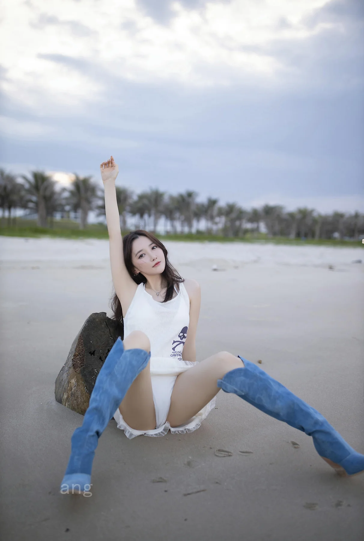 XiuRen 秀人 No.N390 鱼子酱Fish沙滩白色比基尼写真 - 1
