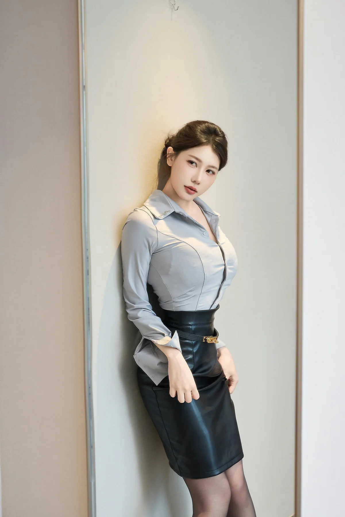 XiuRen 秀人 No.N393 尹甜甜高跟性感OL皮裙 - 2