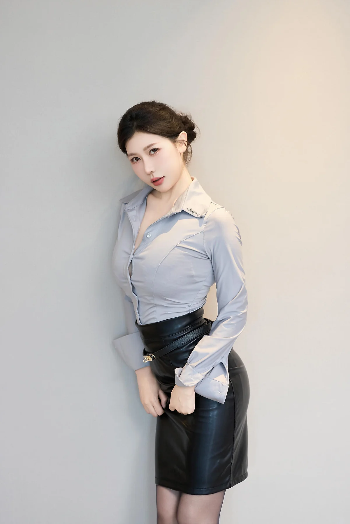 XiuRen 秀人 No.N393 尹甜甜高跟性感OL皮裙 - 4