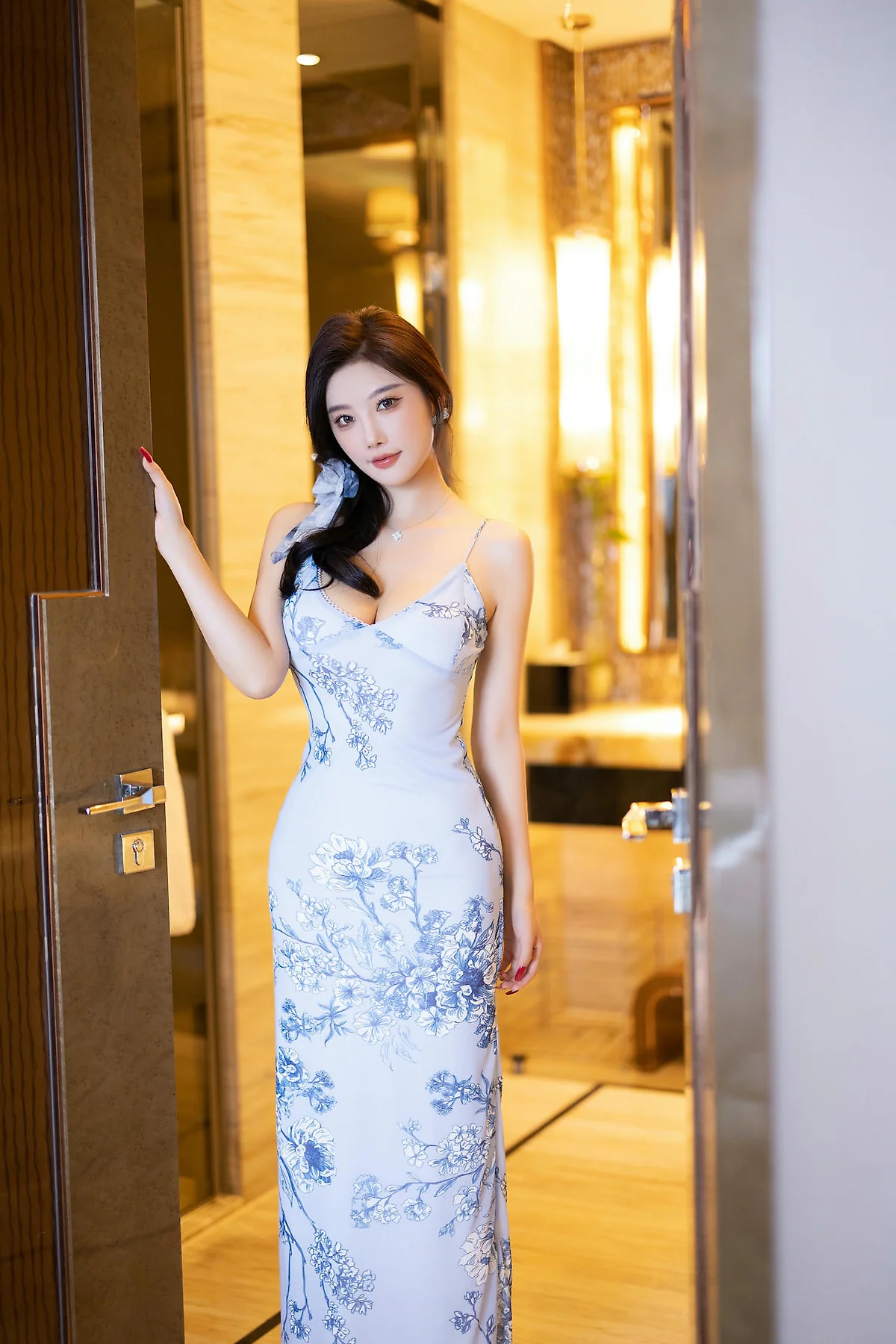 XiuRen 秀人 No.N397 杨晨晨紧身裙爆乳白色丝袜 - 5