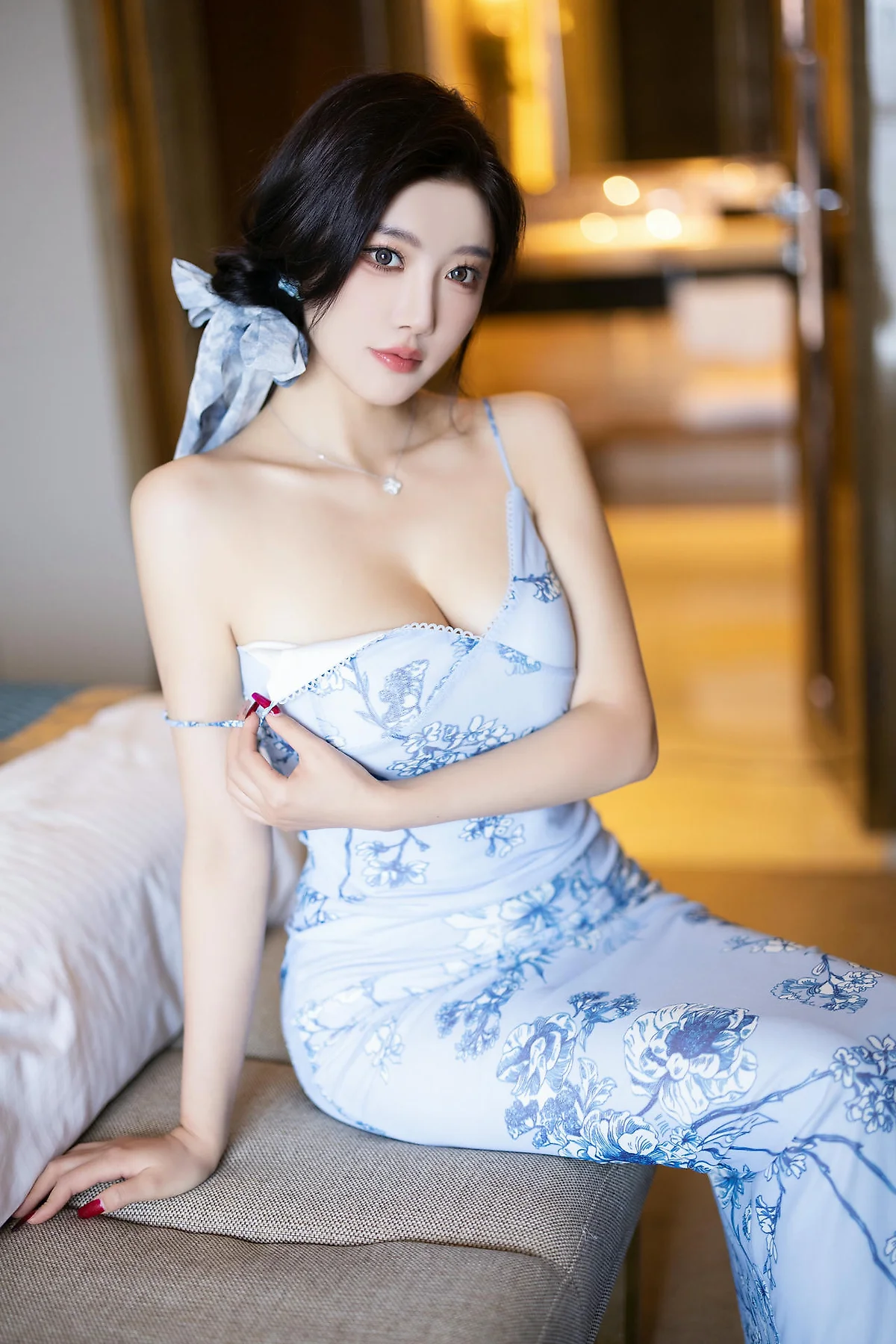 XiuRen 秀人 No.N397 杨晨晨紧身裙爆乳白色丝袜 - 1