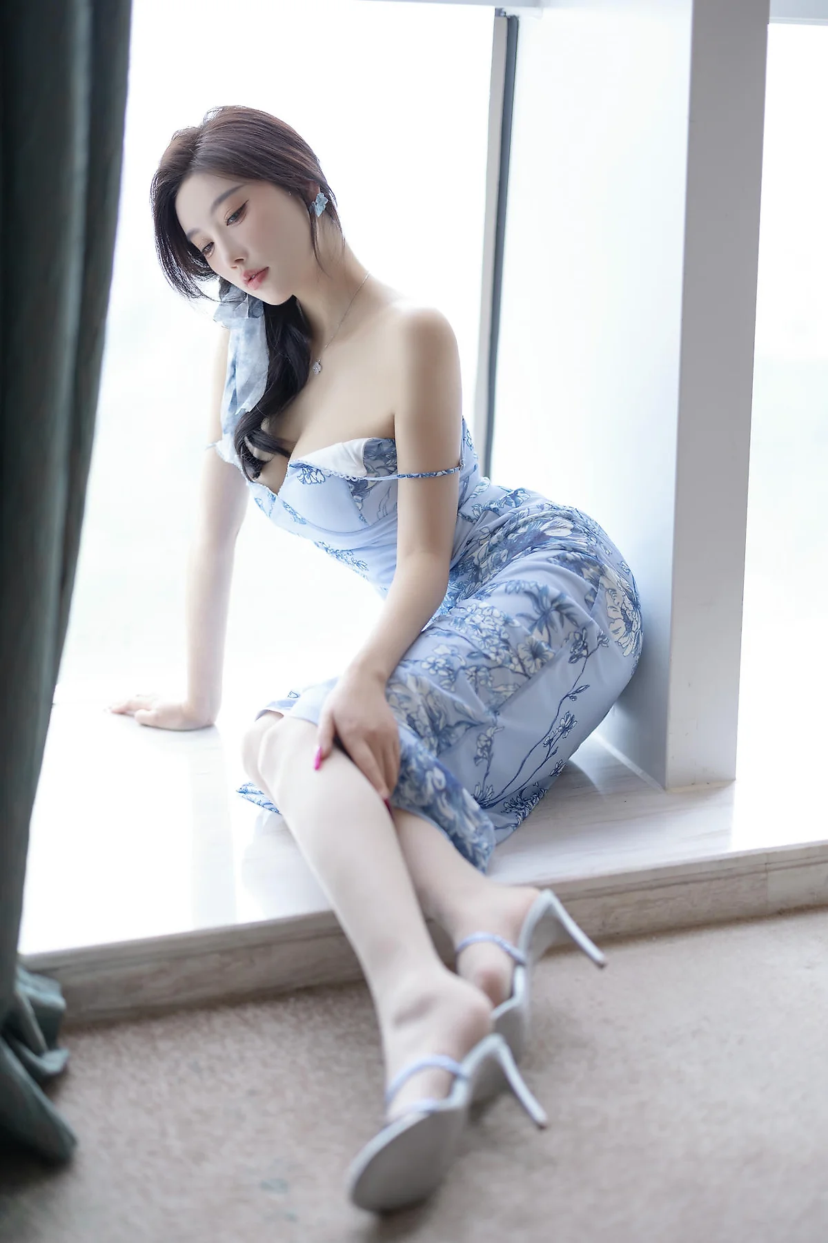 XiuRen 秀人 No.N397 杨晨晨紧身裙爆乳白色丝袜 - 8