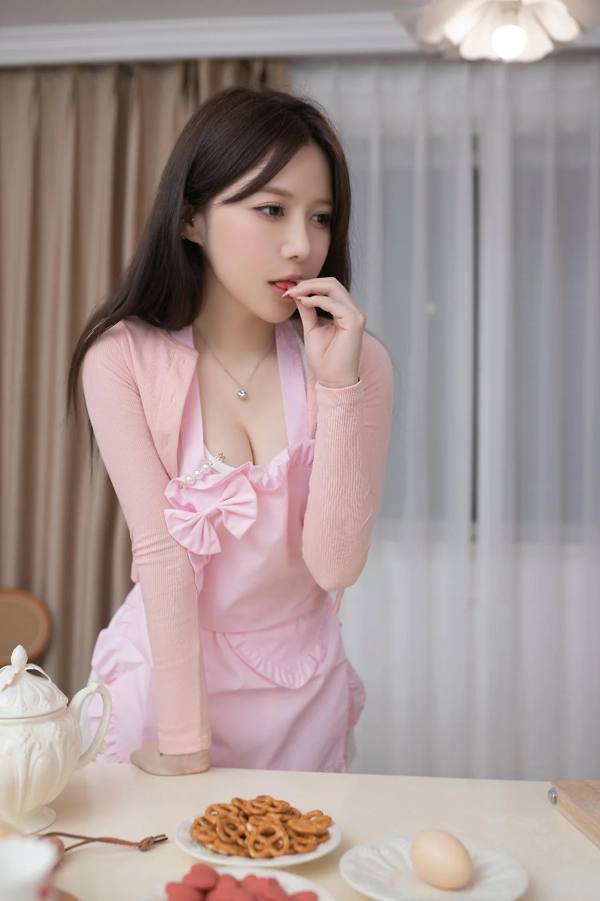 XiuRen 秀人 No.N409 鱼子酱Fish厨娘性感粉色围裙 - 2