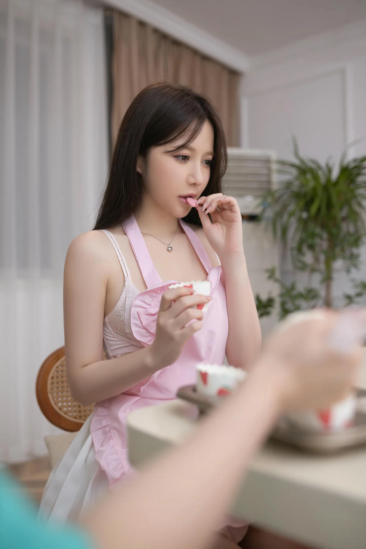 XiuRen 秀人 No.N409 鱼子酱Fish厨娘性感粉色围裙 - 7