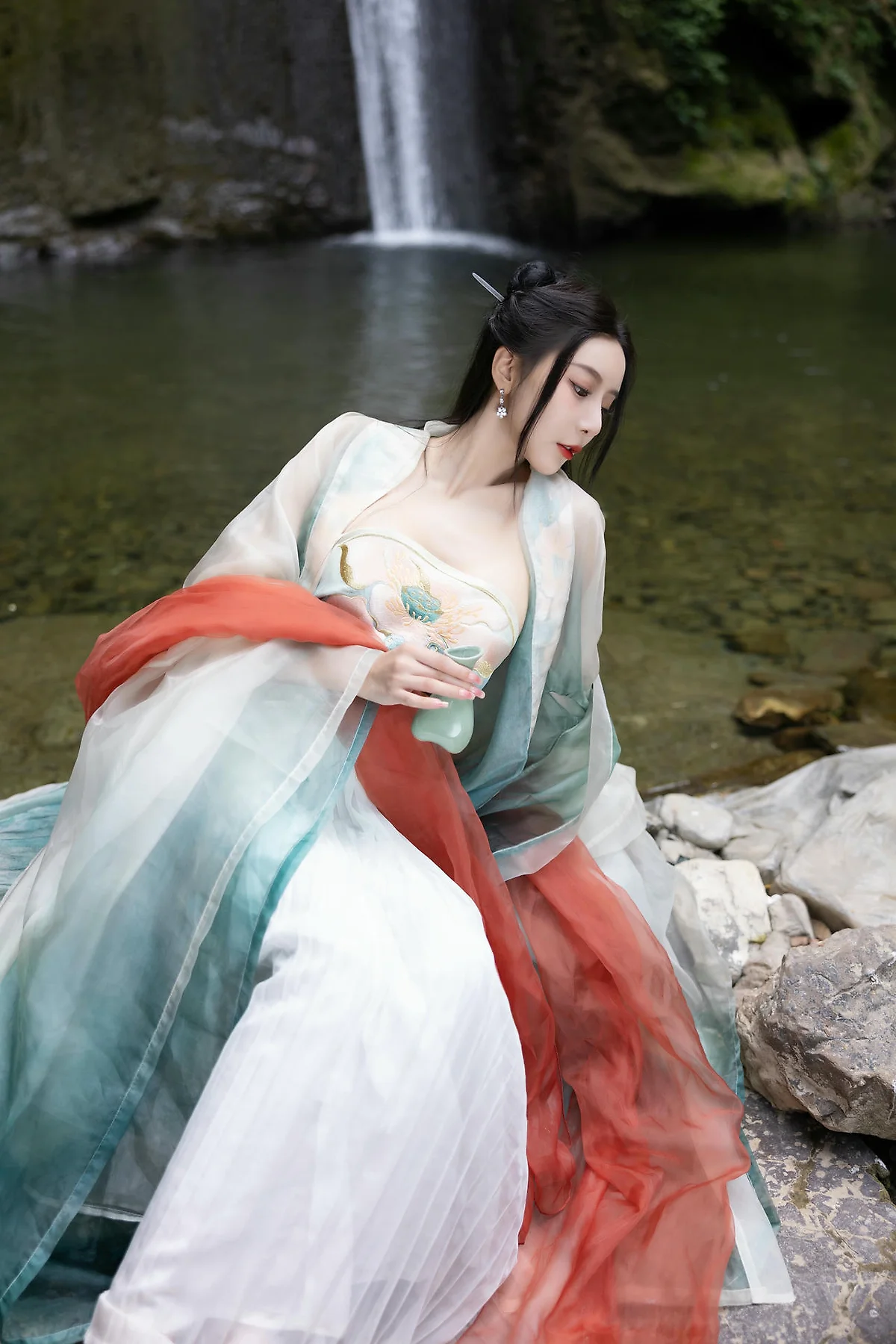 XiuRen 秀人 No.N473 王馨瑶古装瀑布主题写真 - 4