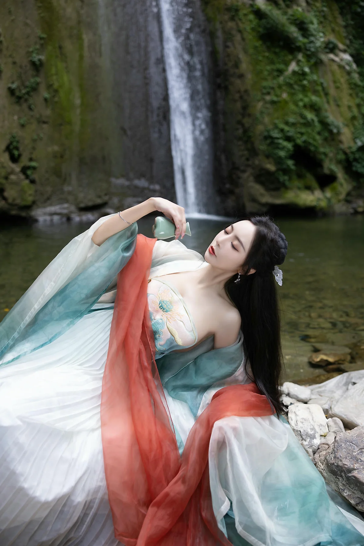 XiuRen 秀人 No.N473 王馨瑶古装瀑布主题写真 - 5