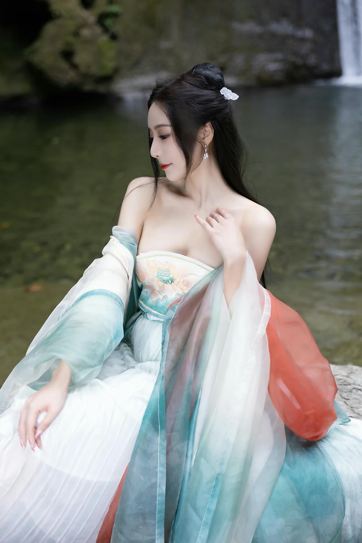 XiuRen 秀人 No.N473 王馨瑶古装瀑布主题写真 - 4