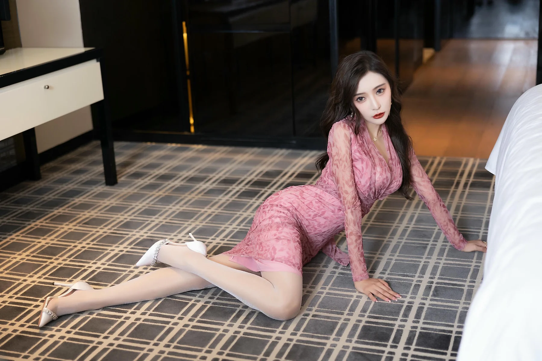 XiuRen 秀人 No.N482 王馨瑶粉色蕾丝丝袜 - 6