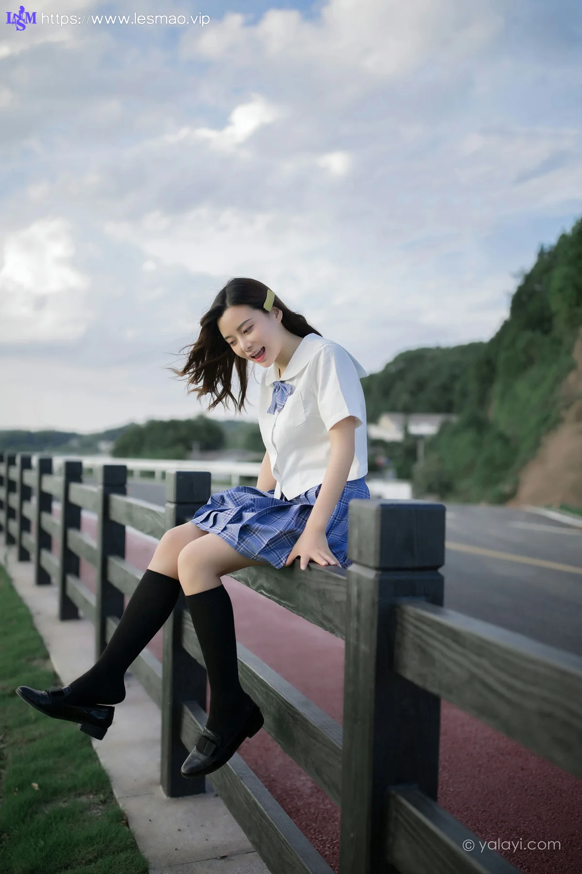 YALAYI 雅拉伊 Vol.677    枝娅《青春在河畔奔走》 - 2
