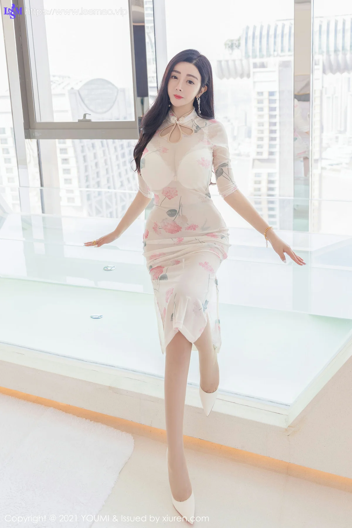 YOUMI 尤蜜荟 Vol.706 巨乳旗袍与极致丝袜 允爾 性感写真1 - 6